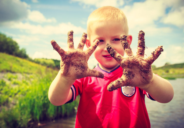 Studien zeigen, dass das Immunsystem von Kindern, die öfter Bakterien und Keimen begegnen, stabiler ist. | Foto: Voyagerix / Fotolia