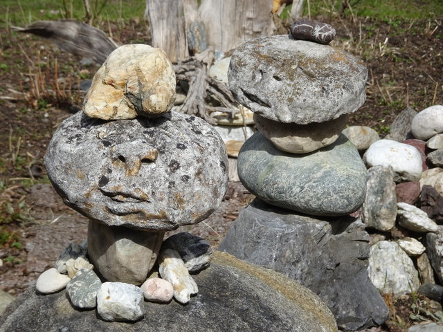 Steinmandln im Garten von "Tantegert" (einem ehemaligen Bahnwärterhäusl auf der Strecke der "Igler" am Paschberg)