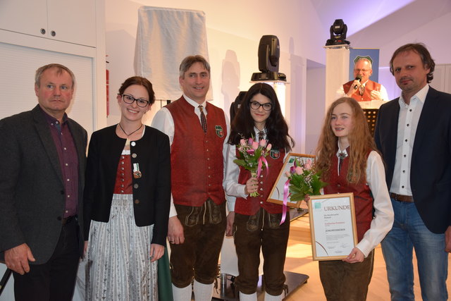 Julia Stoisser und Katharina Pommer mit ihren Jungmusikerbriefen.