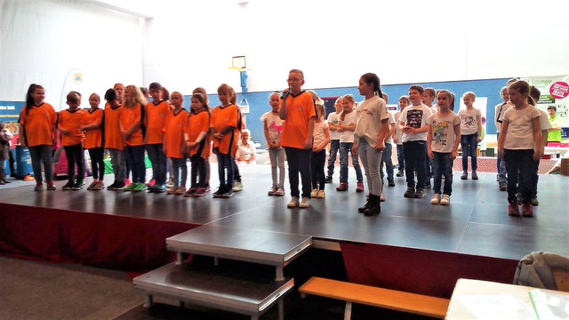 Die SchülerInnen der Volksschule Bruck haben gemeinsam mit ihren Lehrerinnen Stefanie Fankhauser und Elke Buchsteiner extra ein „Gesundheitslied“ komponiert. | Foto: AVOS