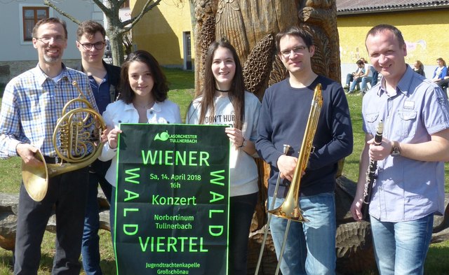Kpm. Wolfgang Jakesch, Saxsolist Johannes Weichinger, Goldflötistin Tamara Thin, Klarinettistin Reka Vekszler, und die beiden Großschönauer Kapellmeister Stefan Grübl und Gerald Hofbauer