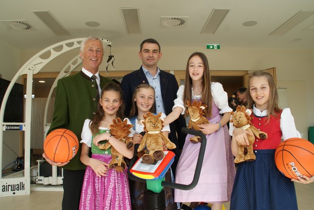 Bürgermeister Sebastian Pirnbacher und Nachfolger Manfred Brugger mit den Kindern der Volksschule bei der Eröffnung der neuen Kinder-Reha "Leuwaldhof" in St. Veit.