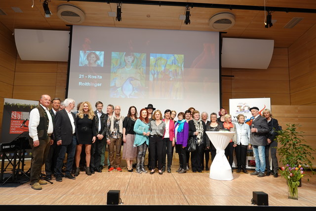 Der Großteil der ausstellenden Künstler und der Vorstand von Kitzbühel Aktiv beim Festakt "30 Jahre Verein Kitzbühel Aktiv" im LMS-Festsaal. | Foto: Eric Bruvier
