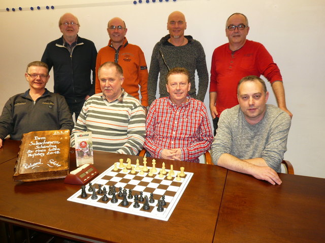Das erfolgreiche Team – stehend: Wellhöfer Roman, Binder Karl-Heinz, Ebner Josef, Praschl Manfred (Mannschaftsführer)sitzend: Fuchs Herbert, Kallab Kurt, Muhr Hans, Walch Ingo﻿ | Foto: Schachverein Schärding