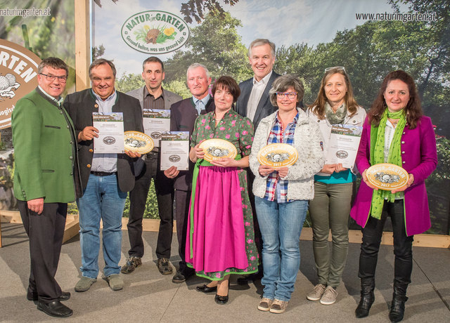 St. Pölten Land: Reinhard Kittenberger, Wolfgang Styx (World of Styx), Josef Stich (Schaugarten Stich aus Böheimkirchen), Gertraude und Manfred Schmidt (Schaugarten Schmidt aus Karlstetten), Landesrat Martin Eichtinger, Helga Hanreich (Fairverwurzelt), Barbara Seyrl (Frauenprojekt FAIR-verwurzelt) und Margit Stich (Schaugarten Stich aus Böheimkirchen). | Foto: „Natur im Garten“