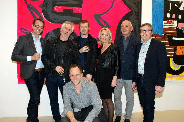 Bildtext:
Die drei multimedialen Künstler mit Bgm. Marcus Martschitsch, Vizebgm. Herwig Matejka, Rita Schreiner und Franz Brugner. | Foto: KK