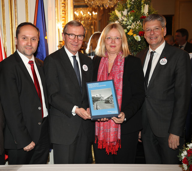 Bei der Übergabe des Dossiers zur Anerkennung der Großglocknerhochalpenstraße als Welterbe in Paris 2017: UNESCO-Botschafter Dr. Harald Stranzl, LH Dr. Wilfried Haslauer (Salzburg), Dr. Mechthild Rössler (Direktorin UNESCO-Welterbezentrum, Paris)  und LH Peter Kaiser (Kärnten) | Foto: großglockner.at / Fotograf Franz Neumayr