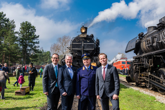 Mit dem traditionellen "Andampfen" wird die Saison im Eisenbahnmuseum Strasshof eröffnet.
ÖBB-Regionalmanager Michael Elsner, Landtagspräsident Karl Wilfing, Vereinspräsident Andreas Kiesling und ÖBB Nahverkehrs-Leiter Klaus Garstenauer | Foto: NÖ Landtagsdirektion