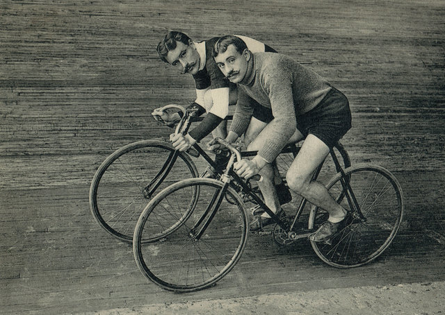 Blitzschnell mit dem Rad: die beiden französischen Rennradfahrer Léon und Émile Georget im Jahr 1906.