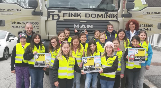 Transportunternehmer Dominik Fink, Klassenlehrerin Mag. Eva Kurz und die Kinder der 4. Klasse Volksschule Hirm | Foto: WKO