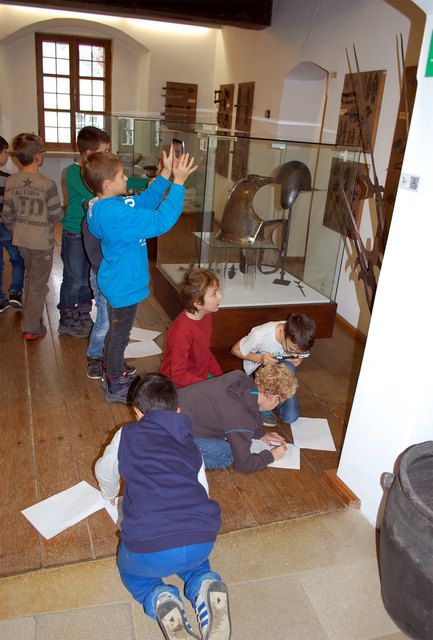 Die Schüler erlangen mit Hilfe der QR-Codes wichtige Zusatzinformationen zu den Exponaten. | Foto: Bezirksmuseum Herzogsburg