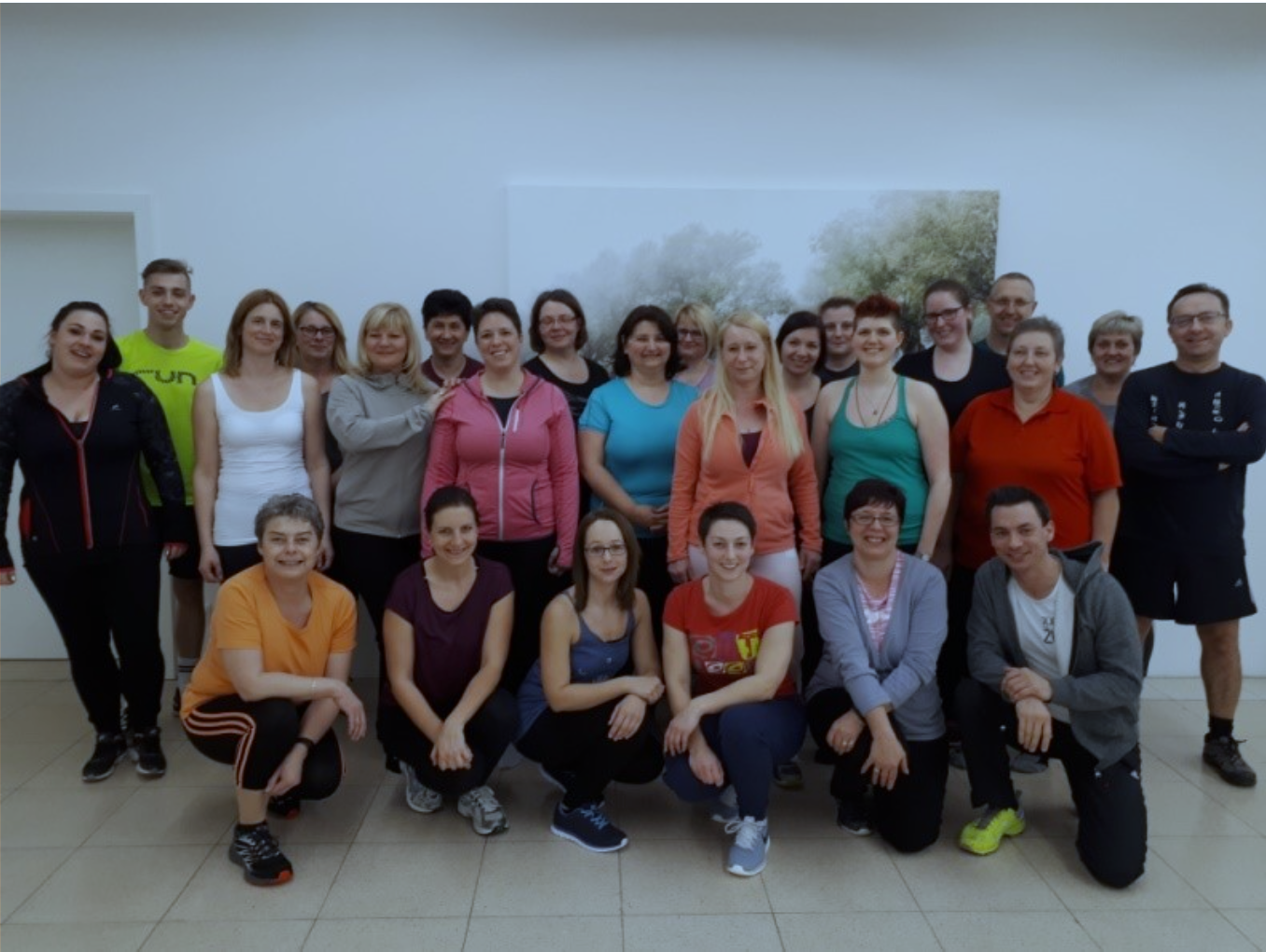 Die Rücken-Fit-Gruppe wird von Jürgen Zuba bestens motiviert und trainiert.
vorne v.li.: Silvia Krapfenbauer, Anita Wasl, Astrid Heili, Margit Hauer, Sonja Gföhler, Trainer Jürgen Zuba
hinten v.li.: Theresa Schubert, Mario Hackl, Alexandra Hick, Ursula Frank, Sigrid Aigner, Silvia Renard, Sigrid Weiss-Kloiber, Eva-Maria Falk, Doris Mitterlehner, Monika Holzinger, Astrid Mavher, Petra