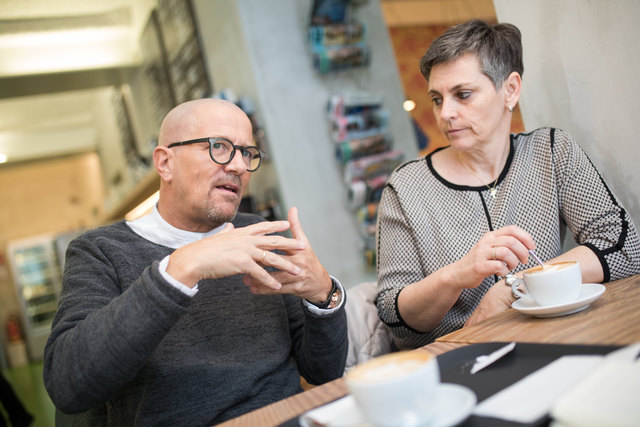 Sprechen und Aufarbeiten: Rainer und Vera Juriatti wollen anderen Betroffenen Mut machen und sagen, dass es in Ordnung ist zu trauern.