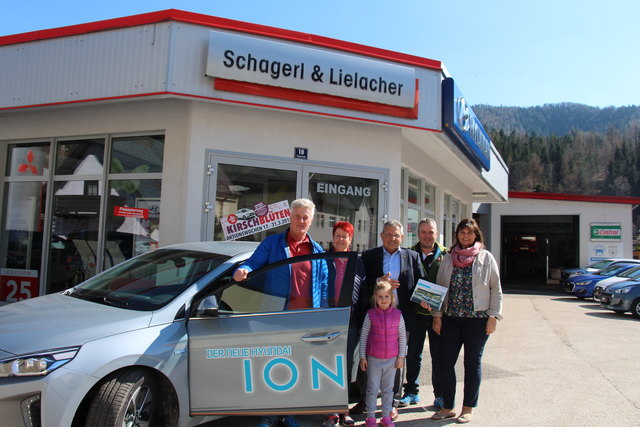 Erich und Ingrid Hendl mit Enkeltochter Ilvy Ihrybauer, Bezirksstellenobmann Karl Oberleitner, Gerhard und Martina Lielacher