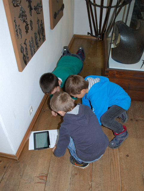 Durch das Scannen der QR-Codes mit Smartphone oder Tablet, bekommen die Schüler Zusatzinformationen bereitgestellt.