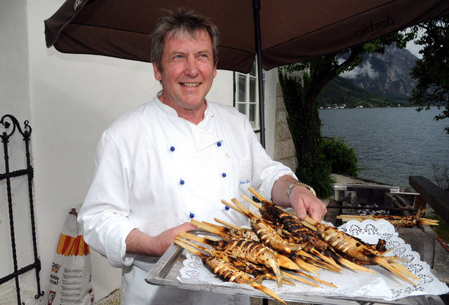 Seeschloß Ort Gmunden  - Orther Stuben mit neuen Pächtern Gerhard Hinterwirth und Hermann Gruber - am Foto: Johann Parzer war 20 Jahre Pächter und ist berühmt für seine Standlfische | Foto: Klemens Fellner