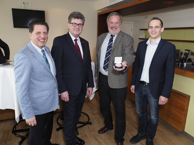 Der Schwechater Wirtschaftkammerchef Fritz Blasnek, Arbeiterkammer-Vizepräsident Michael Fiala, Mitarbeiter Georg Docar (35. Dienstjubiläum) und Vorsitzender des Angestelltenbetriebsrates, Thomas Schäffer | Foto: Pepo Schuster, austrofocus.at