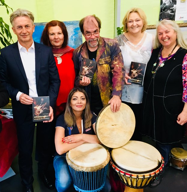 Trommler und Autor Mecky Pilecky (Mitte) präsentierte sein Schamanen-Buch im Beisein von Vbgm. Alois Mondschein, Renate Holler, Helga Galosch, Elfi-Lyan (stehend von links) und Mariana Moser. | Foto: Privat