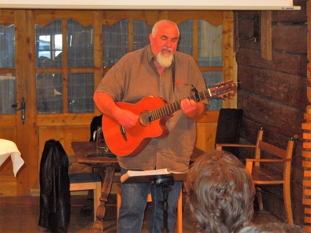 Fritz Messner, der bekannte Autor und Musiker führte musikalisch durch die Veranstaltung.