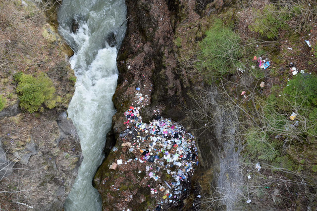 Illegale Müllentsorgung in die Schlucht der Weißache am Eiberg. | Foto: ZOOM.Tirol