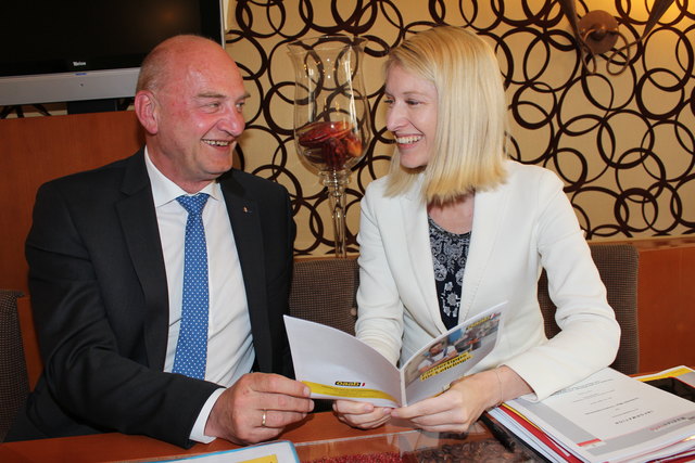 Landesrätin Christine Haberlander im Gespräch mit dem Landtagsabgeordneten Christian Dörfel aus Steinbach/Steyr.