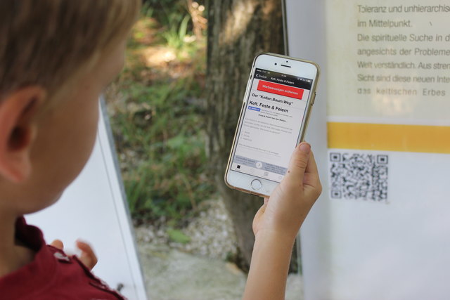 Der Tourismusverband Attergau setzt mit dem QR-Quiz am Kelten.Baum.Weg auf den Digitalisierungstrend. | Foto: TVB Attergau