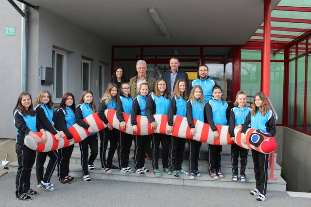 Die Volleyballerinnen der NMS in ihren neuen Trainingsanzügen.