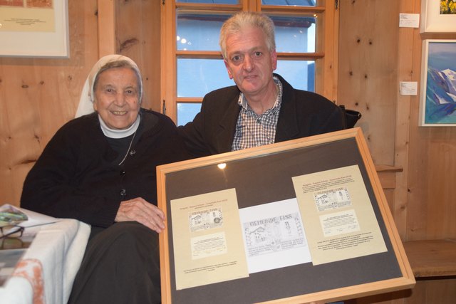 Schwester Johanna Schwab und Wolfgang Gritzner mit dem Fisser Notgeld.