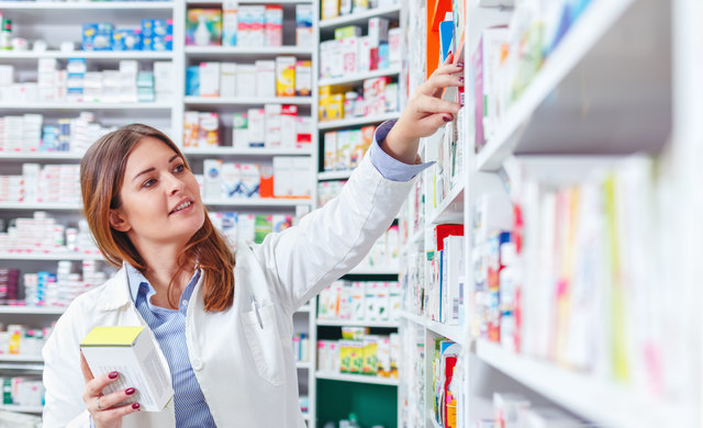 In der Apotheke bekommen Kunden nicht nur Tipps zur Einnahme, sondern auch Gesundheitskompetenz vermittelt.