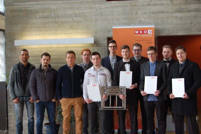 Einige der neuen Metalltechniker mit den Kommissionsmitgliedern: Oliver Winkler, Roland Leiter und Florian Oberhueber (v.l.) | Foto: WK Lienz