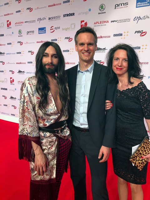 René und Sandra Voak mit Conchita am Red Carpet der Live Entertainment Award-Gala.