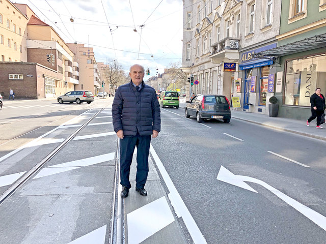 Lokalaugenschein vor Ort: Bezirkschef Adi Tiller auf der umstrittenen neuen Sperrfläche in der Heiligenstädter Straße.
