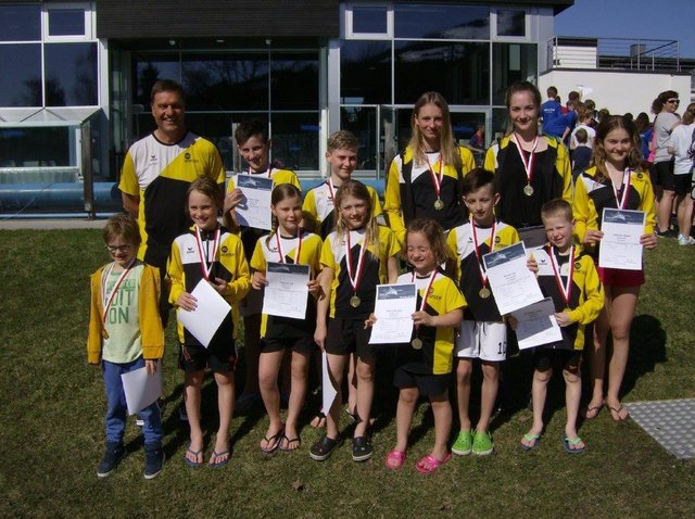 Vorne.v.l.: Karl Kastner, Matthäus Preßlaber, Lea Tabernig, Theresa Riepler, Anna Nemmert, Leo Preyer, Lukas Presslaber; hinten v.l. Trainer Josef Mair, Luis Preyer, Nico Tabernig, Jana Preßlaber, Michelle Koini und Schirin Inderster; | Foto: SU Osttirol