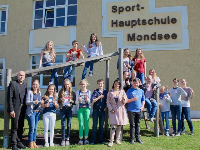 Der damalige Direktor Franz Vockner (l.) mit Schülern und Lehrerinnen vor der SMS Mondsee im Jahr 2018. | Foto: MeinBezirk/M. Rabl