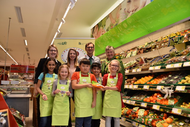 Elisabeth Moser (SPAR Marketing), Katharina Putzer (Projektleiterin SCHMATZI), Hannes Eller (EUROSPAR Marktleiter), Resi Schiffmann (LFI Obfrau und Landesbäuerin) mit Kindern der 3a-Klasse der VS Mariahilf.