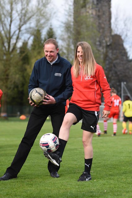 Regisseur und Intendant Carl Philip von Maldeghem mit Isabella Grössinger, ehemalige Nationalspielerin und Referentin für den Salzburger Frauenfußball | Foto: Anna-Maria Löffelberger