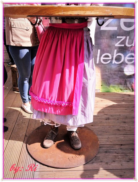 Keine kopflose Frau nur ein Stehtisch mit originellem Standfuß :-)