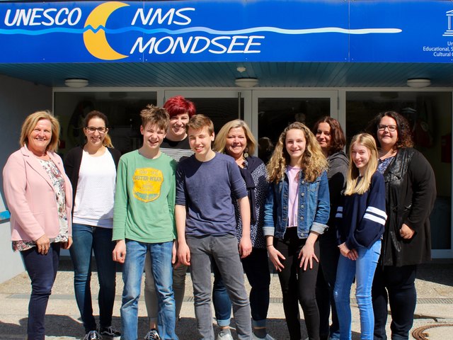 Die damalige Direktorin Dorothea Grabner (l.) mit Schülern und Lehrerinnen vor der Unesco-NMS Mondsee. | Foto: MeinBezirk/M. Rabl