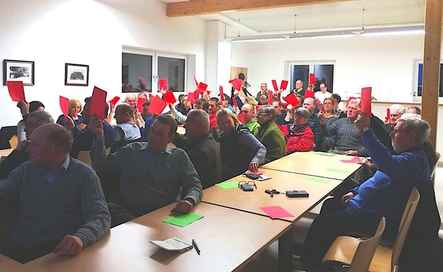 Die Teilnehmerinnen und Teilnehmer der Bürgerversammlung lehnten die Kompromissvariante einstimmig ab. | Foto: Privat