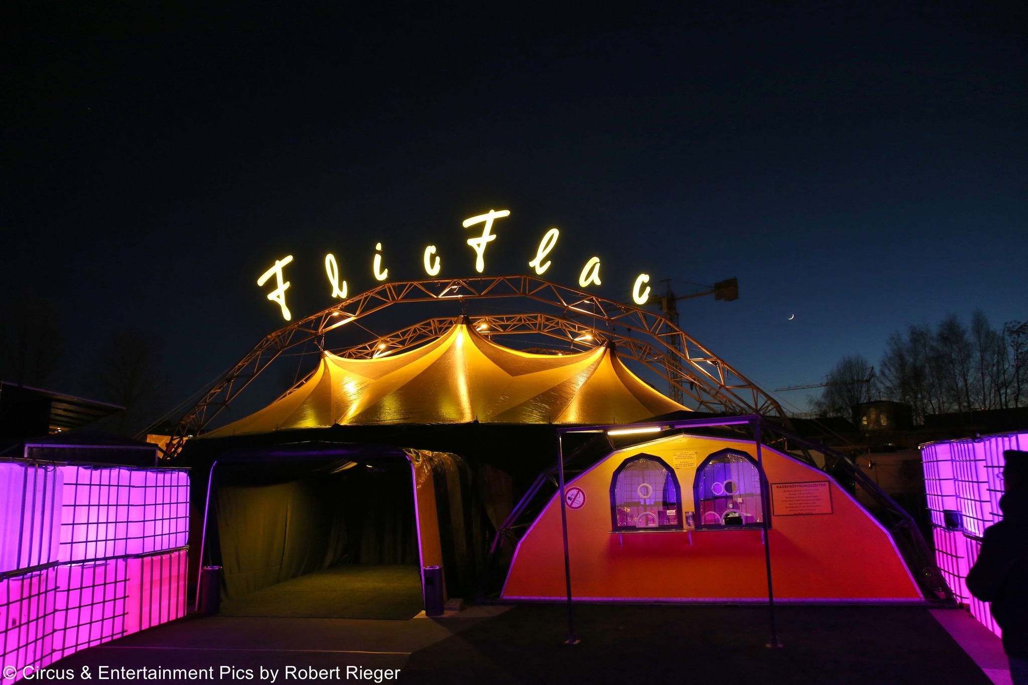 1. SHOWTEIL CIRCUS FLIC FLAC in