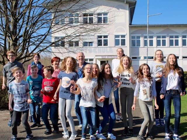 Der ehemalige Direktor Franz Gilhofer mit Schülern und Lehrerinnen vor der NMS Vöcklamarkt. | Foto: MeinBezirk/M. Rabl