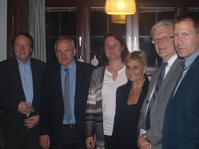 Vertreter der Stadtgemeinde Retz und Dir. Barbara Sablik-Baumgartner mit Erika Rosenberg