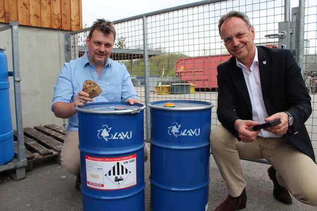 In diesen neuen Behältern werden die Lithiumbatterien künftig in den Schärdinger Altstoffsammelzentren gesammelt.﻿ | Foto: Ebner
