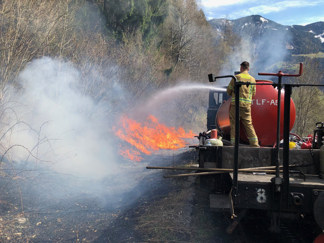 Abbrennarbeiten der Feuerwehr entlang der Bahntrasse der Achenseebahn-fotocredit: ZOOM.TIROL 
