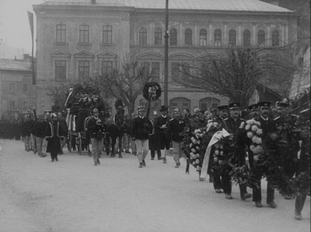 Maria und Martin Wagner entdeckten ihre Väter im Film zum Trauerzug und Begräbnis von Josef Egger 1926.