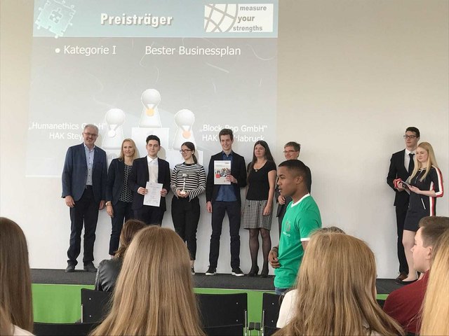"Silber" für die HAK Steyr, überreicht u.a. durch den Leiter des Gründerservice der WKO OÖ, Mag. Josef Hader | Foto: Nicole Matischek