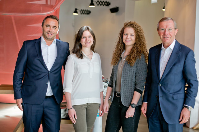 Helmut Gruber, GF der Werbeagentur GAS mit den Lehrlingen Katja Sachs und Marlene Becker, Landeshauptmann Wilfried Haslauer