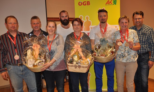 Foto 1: Die jeweiligen Erstplazierten beim Sie & Er Kegeln im Jugend und Familiengästehaus