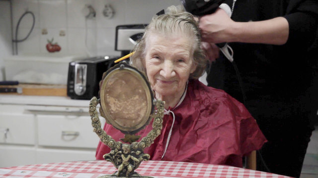 Die Linzer Filmemacherin und Schauspielerin Alenka Maly präsentiert "The European Grandma Project". In dem Film erzählen Großmütter aus acht Ländern ihren Enkelinnen von ihrem Leben in Europa. | Foto: Alenka Maly