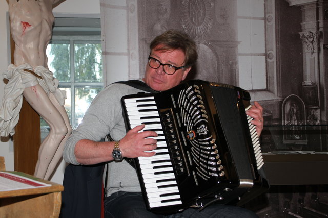 Musikalisch umrahmte die Ausstellung Rudi Promok.
